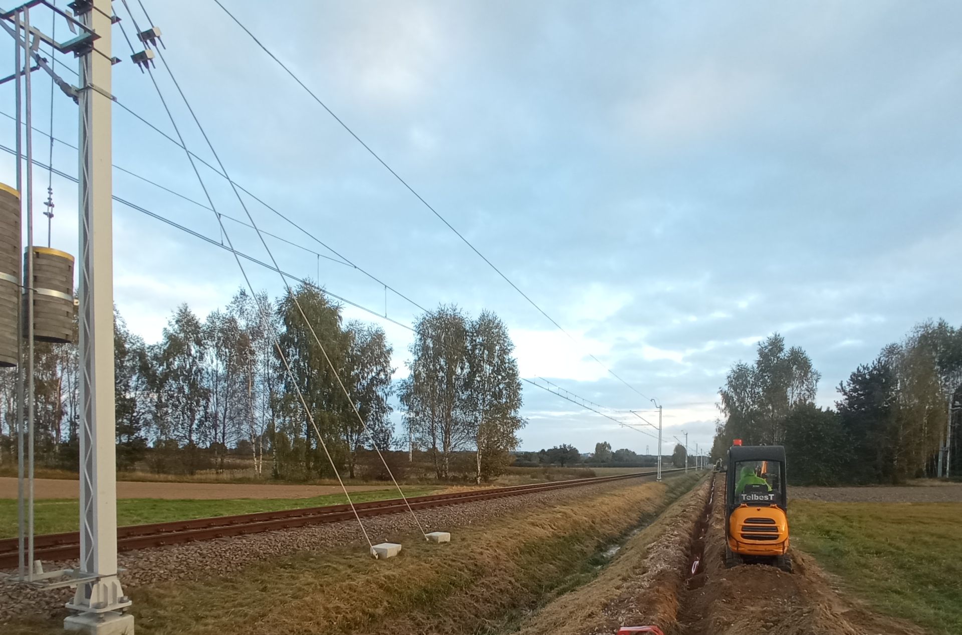 Budowa sieci światłowodowej wzdłuż torów kolejowych